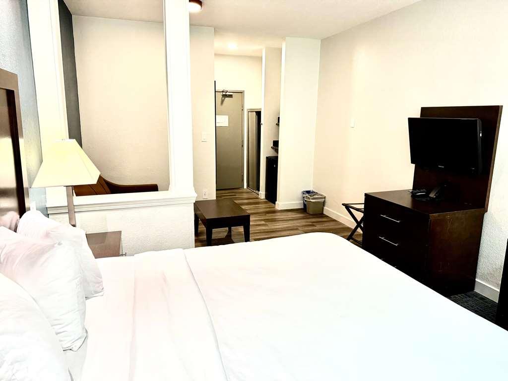 Baymont By Wyndham I-70 Hotel